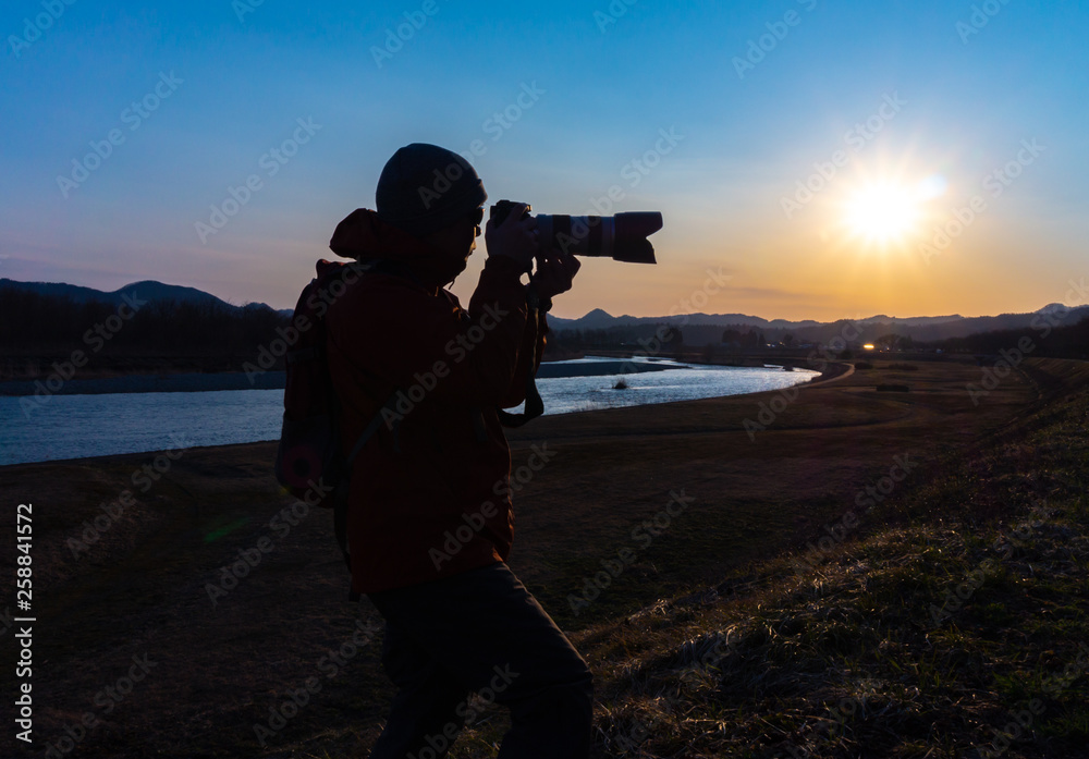 Obraz premium 美しい風景写真を撮影するカメラマンの男性