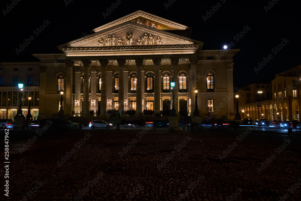 Bayerische Staatsoper in München bei Nacht