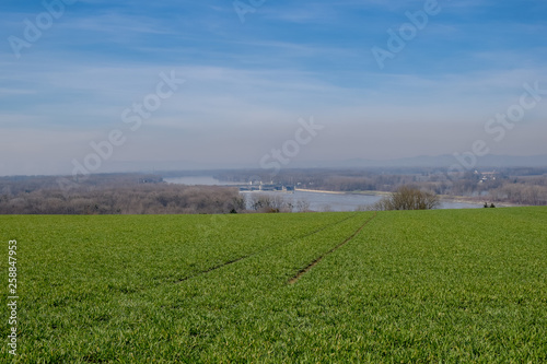 Landschaftsaufnahme Donaukraftwerk Ottensheim in Oberösterreich / Österreich