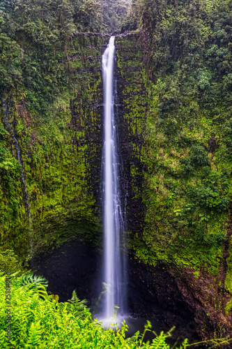 Long Exposure Waterfalls Green Hills © Taha