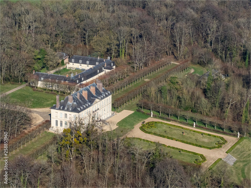 vue aérienne du château de Villarceaux dans le Val d'Oise en France