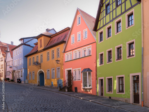 Rothenburg ob der Taube, Straßenzug mit farbenprächtigen Häusern