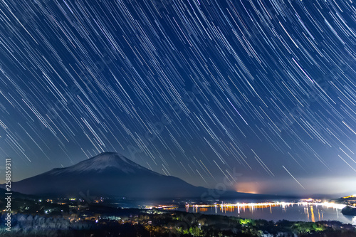 山中湖からの富士山夜景スタートレイル画像（山梨）