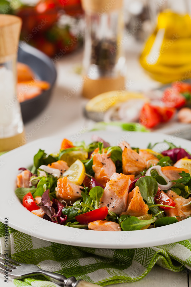 Delicious salad with pieces of grilled salmon.