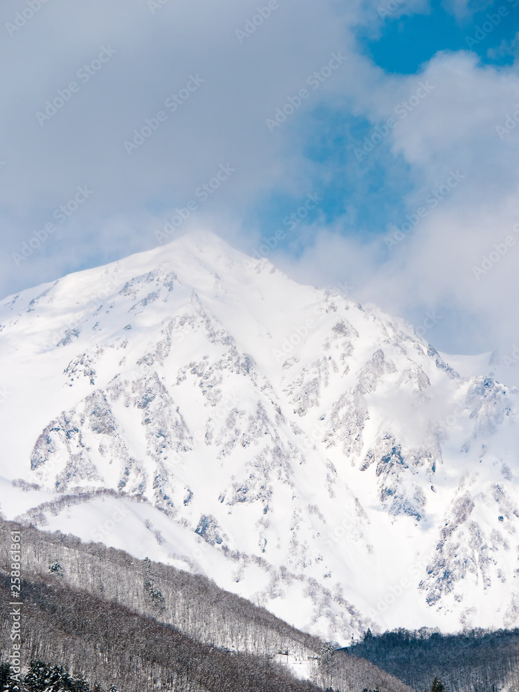 Obraz premium 雪山と雲と空の風景イメージ素材