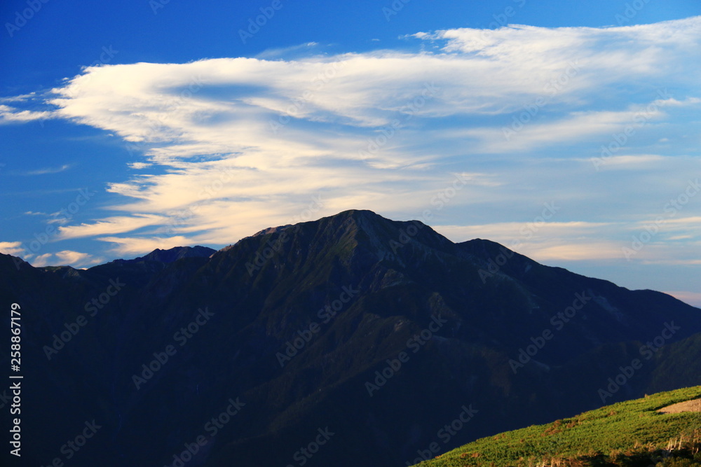 Obraz premium 南アルプス光岳 山頂直下光岳小屋から 夕暮れにたたずむ南アルプス南部の山々 聖岳、兎岳