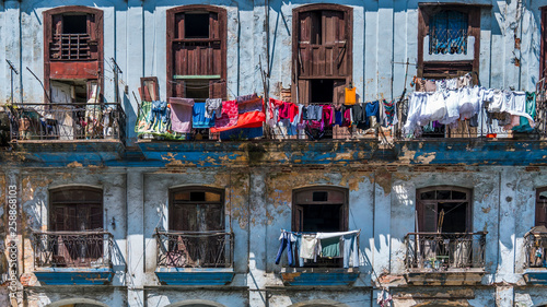 Canvas Print Havana Cuba: Clothes hanging in front of a window with ornate architectural detail