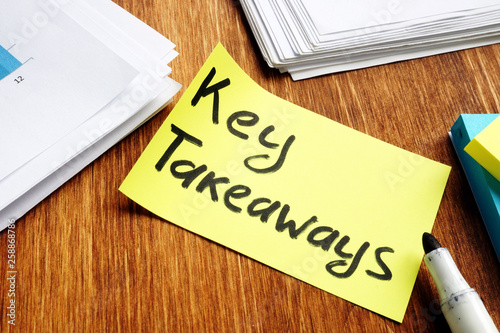 Key takeaways. Memo stick and pepers on a desk.