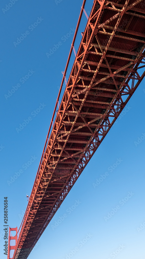 Abstrakter Blickwinkel der Golden Gate Bridge