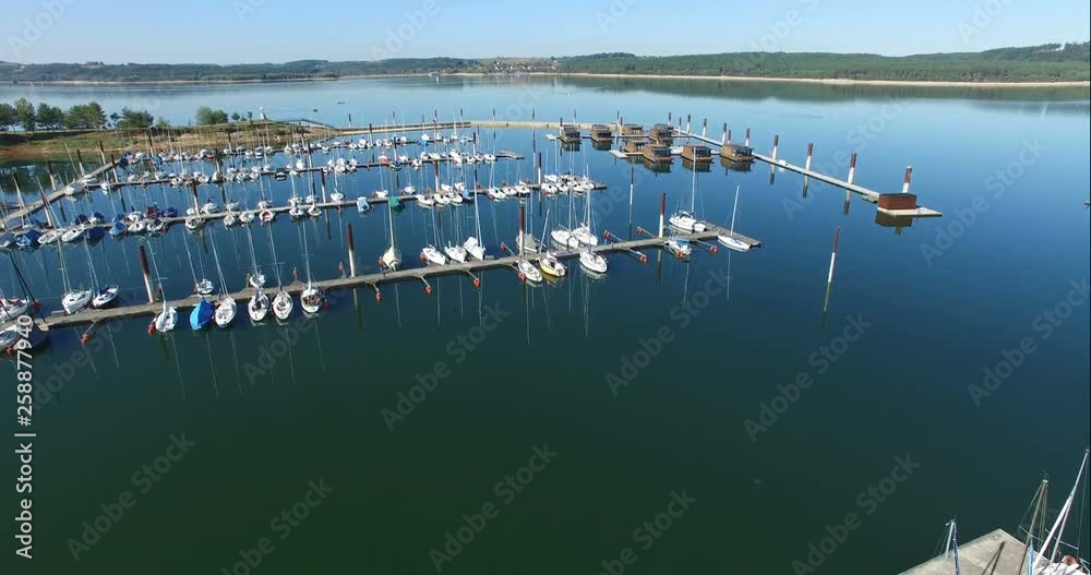 Drohnenflug über einen Hafen im Altmühlsee