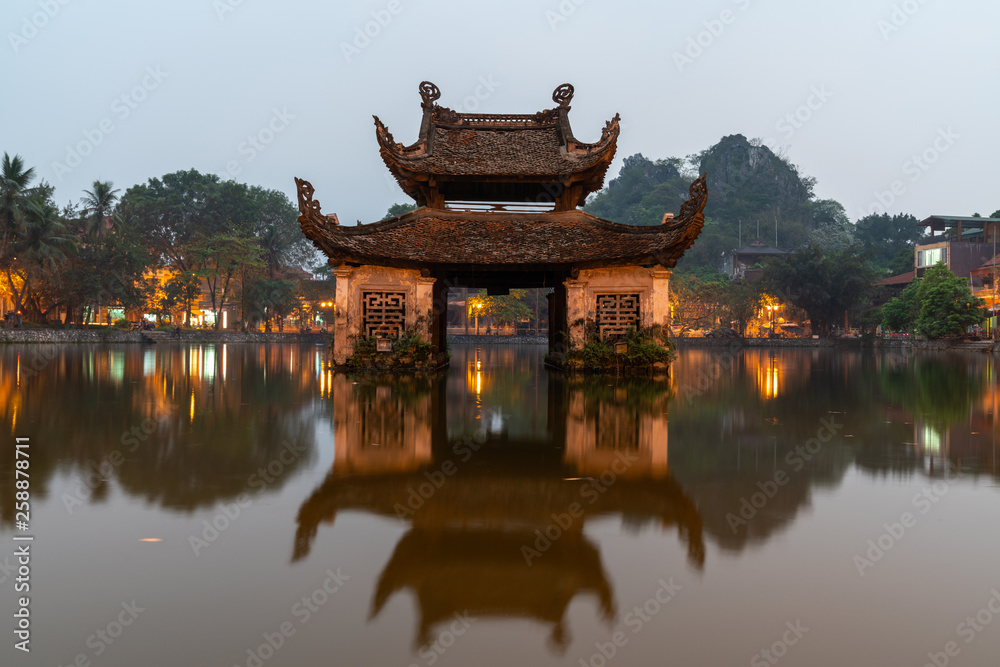 Φωτογραφία Floating temple in Thay Pagoda or Chua Thay, one of the oldest Buddhist pagodas