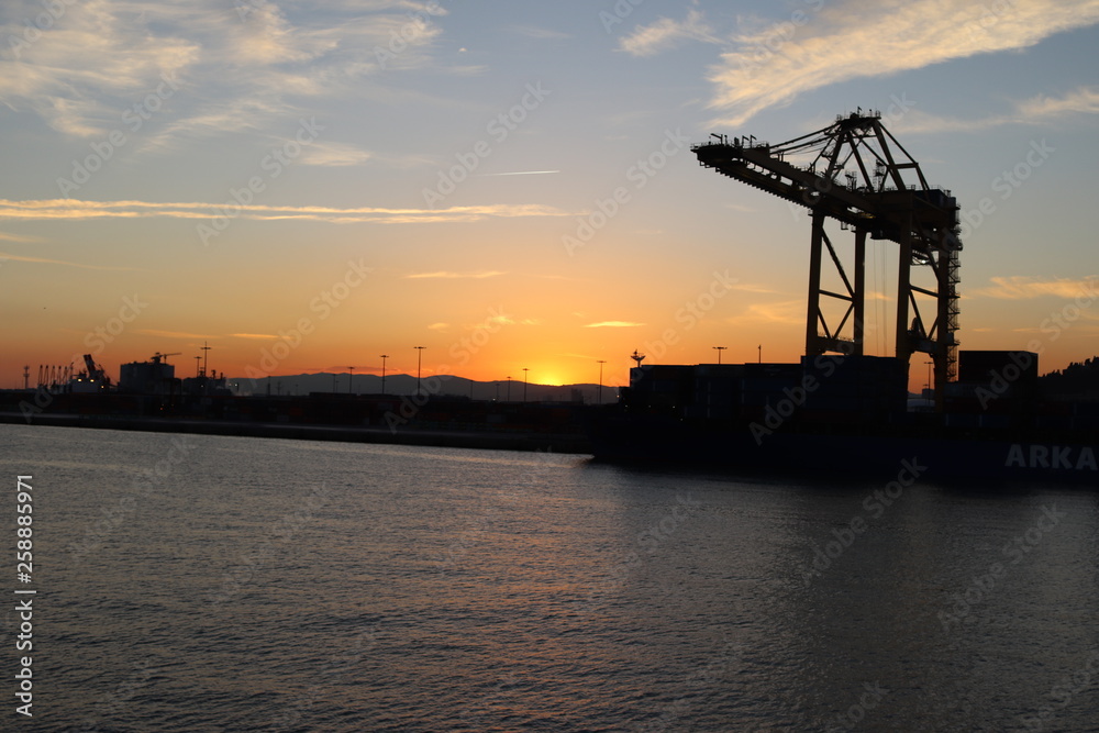 Sonnenuntergang Frachthafen