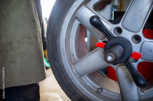 Foto Car wheel balancing in tire service