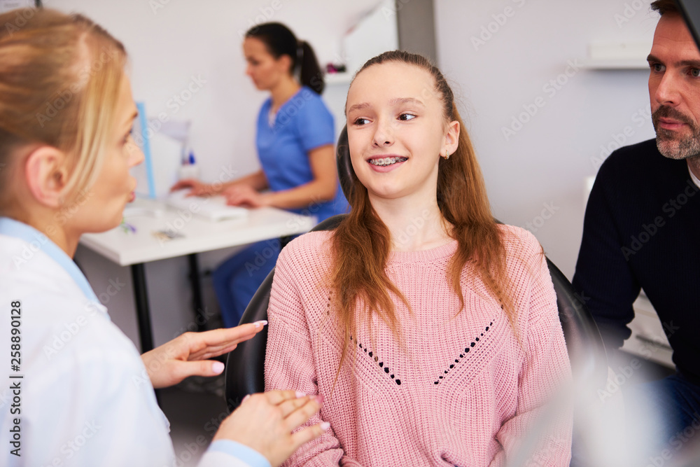 Fototapeta premium Female dentist and patient making a conversation