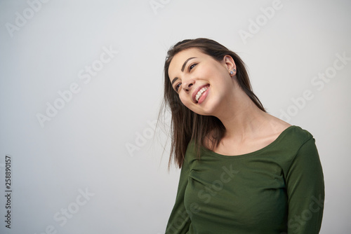 Φωτογραφία Happy playful brunette woman looking at copy space