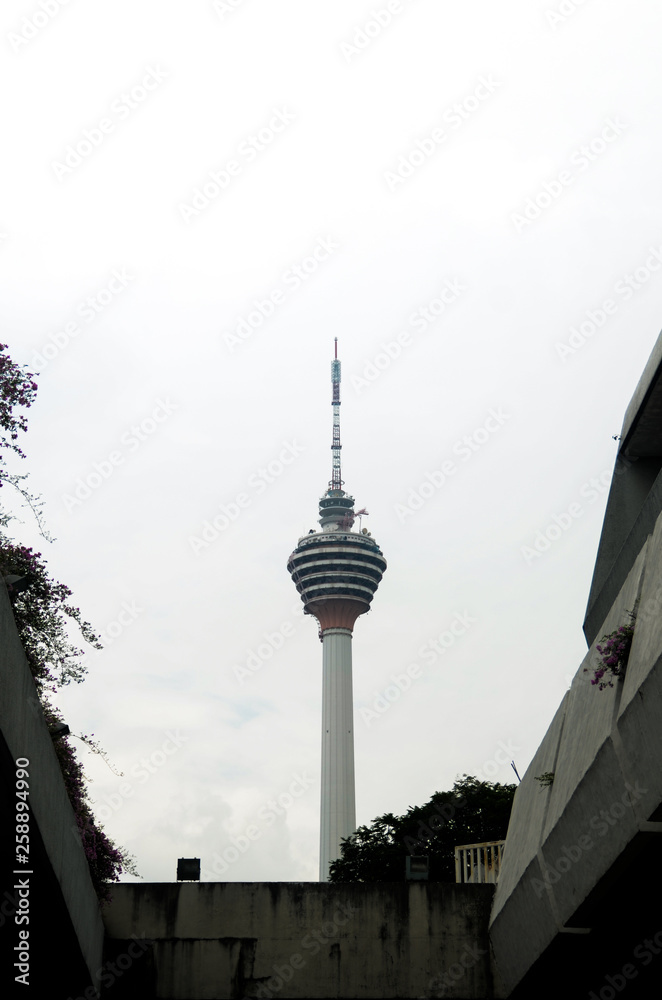 Obraz premium Wieża KL Menara w Kuala Lumpur, Malezja.