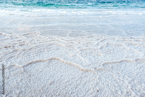 Konstfotografi .incredibly beautiful seaside of the dead sea with blue water and white crystals