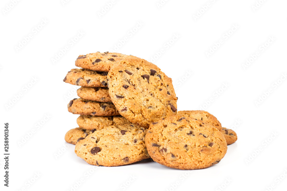Cookies con pepitas de chocolate sobre fondo blanco aislado. Vista de frente. Copy space Cookies con pepitas de chocolate sobre fondo blanco aislado. Vista de frente. Copy space