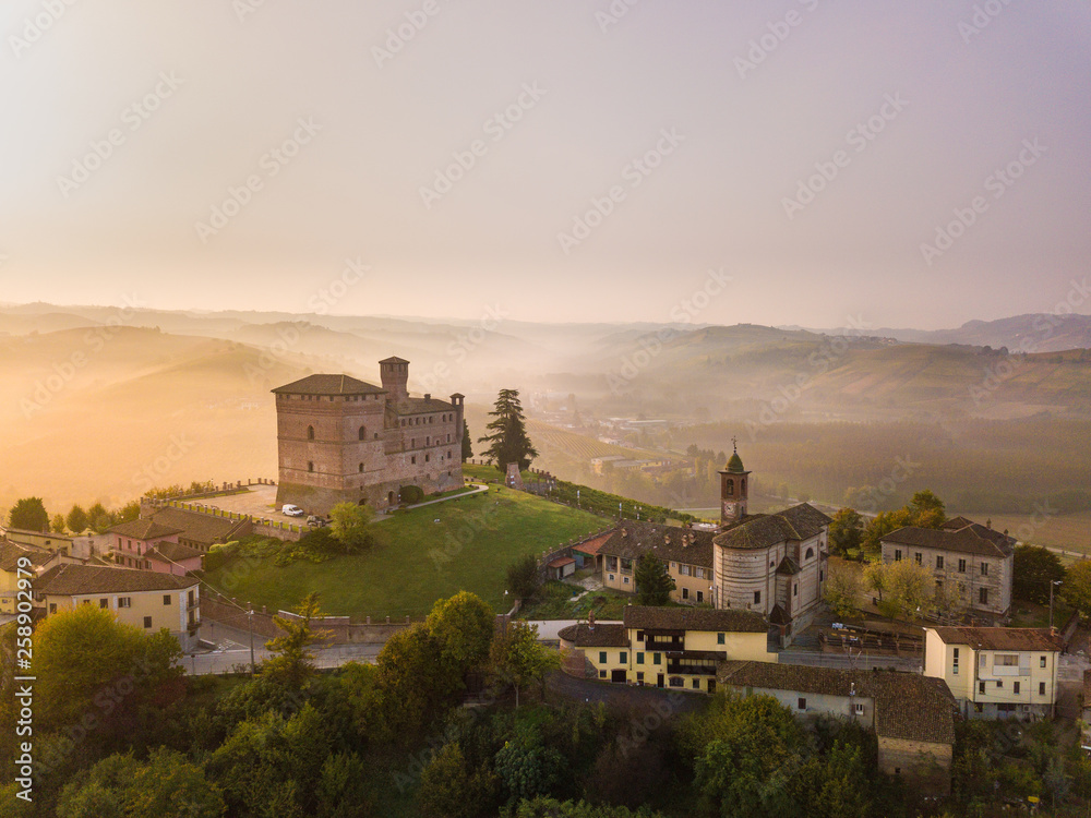 Obraz premium Vista aerea del Castello di Grinzane Cavour all'alba