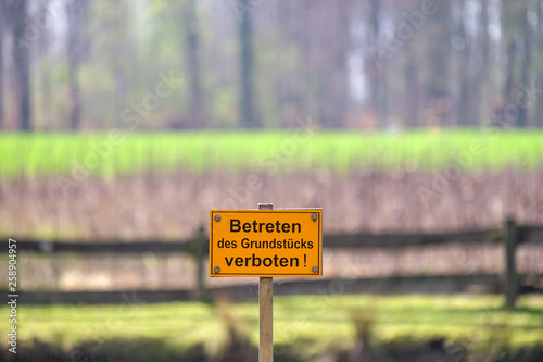 Betreten verboten – Schild auf einem ländlichen Grundstück mit viel Copyspace