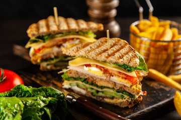 Sierkussen Snackbar Hoge clubsandwich met frietjes  © George Dolgikh
