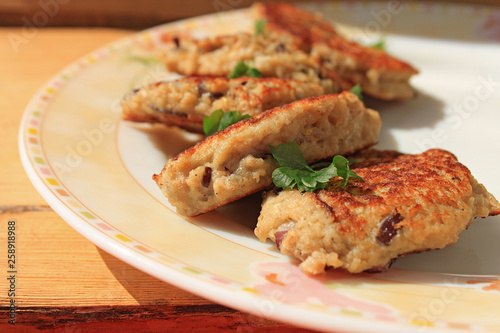 Hake fish cutlets with purple onions and oats