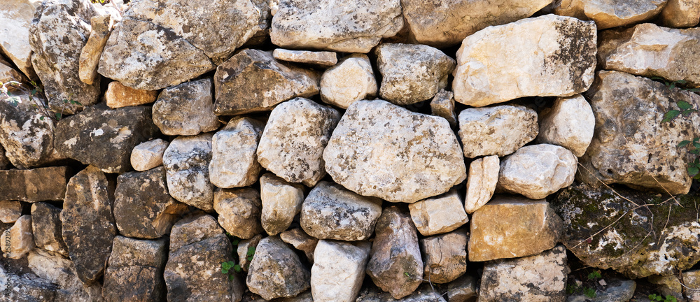 textura de piedras redondas en un muro antiguo