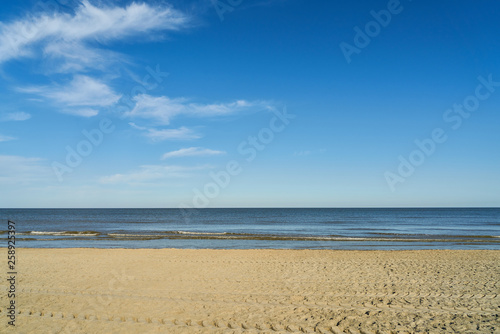 Sandstrand der Nordsee mit Wolken am Himmel