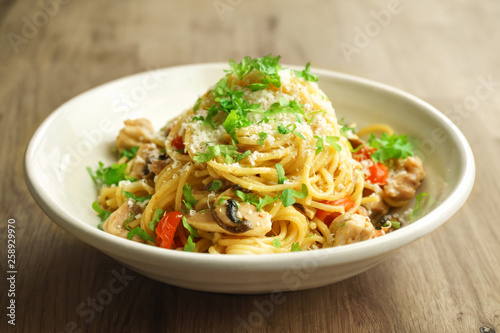 spagetti one pot pasta with chicken, mushrooms and shallots in a creamy sauce
