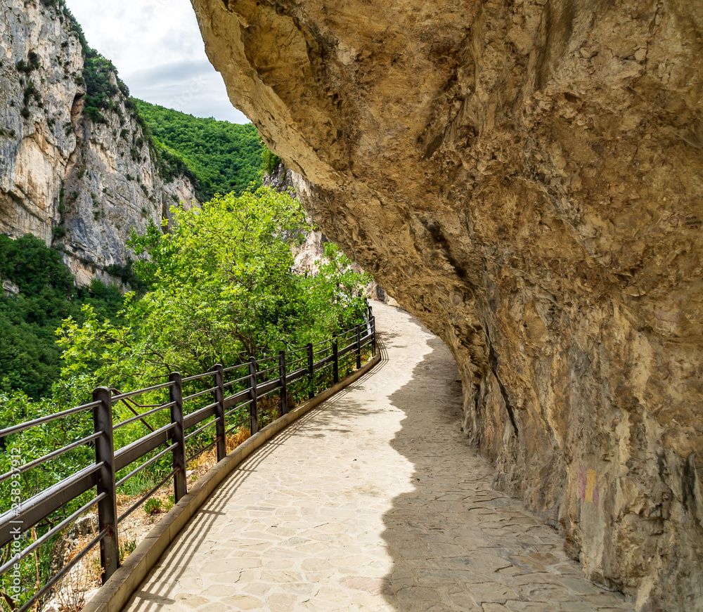 Strada nella roccia per il tempio del Valadier