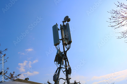 Sectoral and narrow-band antennas on the mobile telecommunications technology network tower 