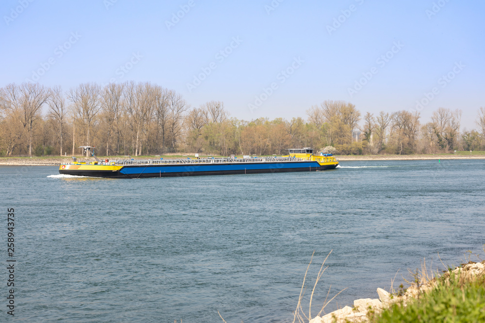 Fototapeta premium Binnenschiff für Gas Transport auf dem Rhein
