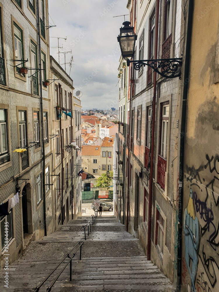 Fototapeta premium Schody alei w Lizbonie, Portugalia