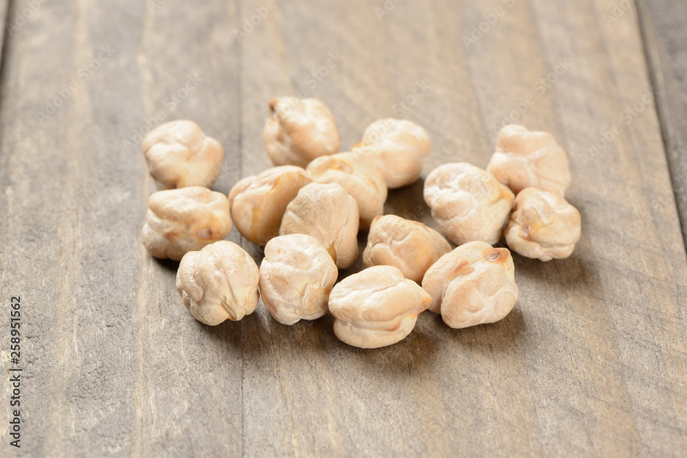 Garbanzos gordos sobre fondo de madera