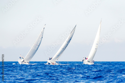 Foto Tres barcos veleros en regata