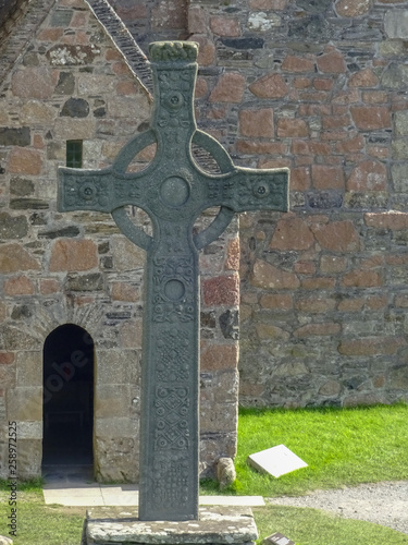 Keltisches Kreuz vor dem Eingang zur Iona Abbey in Schottland photo