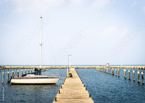 Bootssteg am Hafen von Gelting mit Segelboot, Ostsee, Schleswig Holstein, Deutschland © Joel Wüstehube