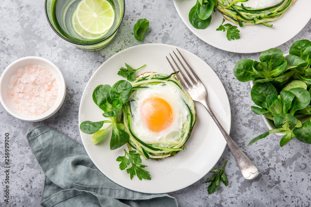 Fotografie fried egg in zucchini noodle nest