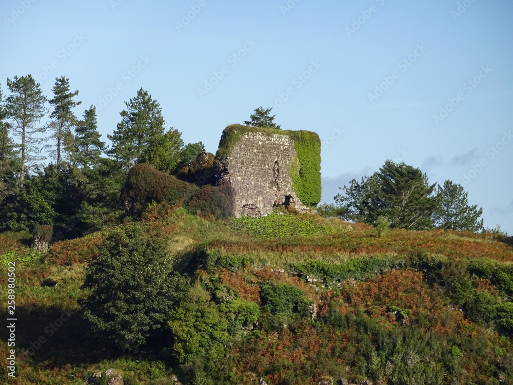 Ruine von Aros castle und the white house of Aros Nahe Salem auf der Isle of Mull