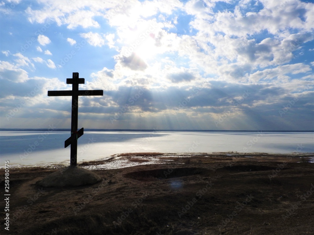 Alexandrov mountain in Pereslavl, the cross and a fabulous view of the lake in the ice in winter, the blue sky clouds. Alexandrov mountain in Pereslavl, the cross and a fabulous view of the lake in the ice in winter, the blue sky clouds.