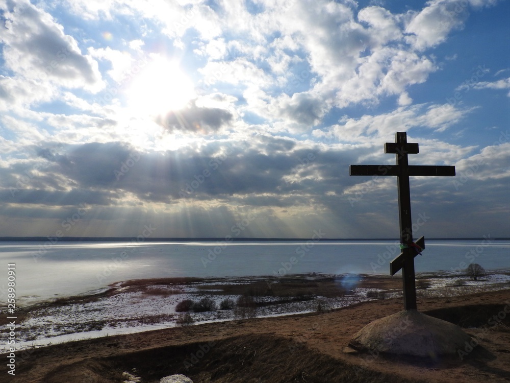 Alexandrov mountain in Pereslavl, the cross and a fabulous view of the lake in the ice in winter, the blue sky clouds. Alexandrov mountain in Pereslavl, the cross and a fabulous view of the lake in the ice in winter, the blue sky clouds.
