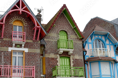 villas balnéaires anciennes en front de mer dans la somme photo