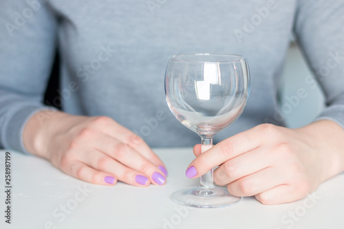 Papier peint young woman and empty wine glass