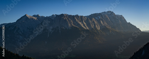 Zugspitze in Abenddämmerung © DanielFabian
