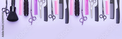 Photo Stylish professional barber scissors and combs, hairdresser salon concept, hairdressing tool set