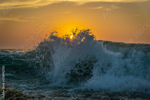 Wellen bei Sonnenuntergang