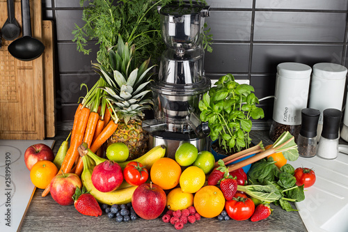Fotografi slow juicer in kitchen with many fruit and vegetable juice healthy lifestyle con