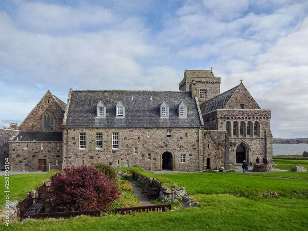 Aussenansicht der Iona Abbey mit Garten im Vordergrund in Schottland