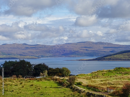 Blick von den Baliscate standing stones in Tobermory auf der Isle of Mull übers Meer hinüber zum Festland mit seinen Bergen