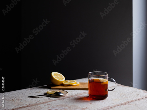 Heißer Tee mit Zitrone als Hausmittel gegen Erkältung photo